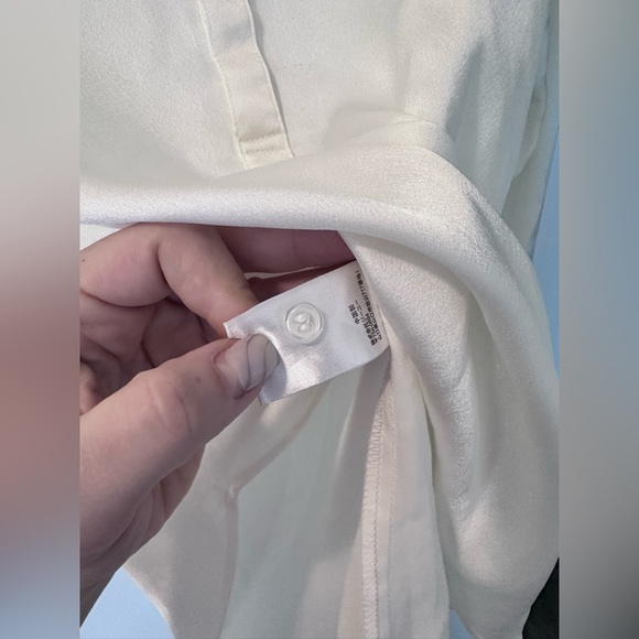 Uniqlo Shirt silky  open back, Size M, worn one ,new condition - Picture 4 of 5